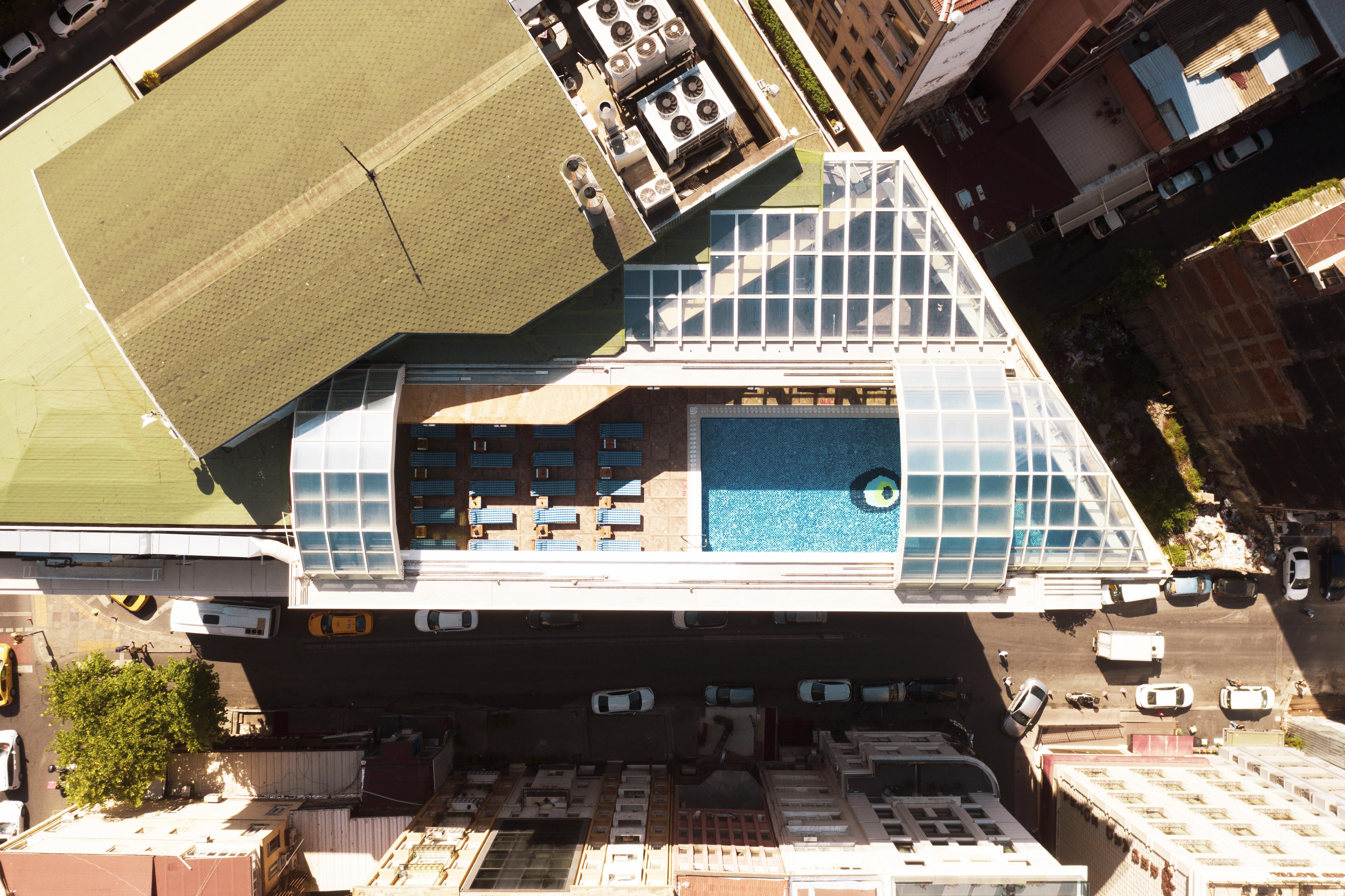ホテル ラマダ プラザ バイ ウィンダム イスタンブール シティ センター エクステリア 写真 Aerial view of the rooftop pool