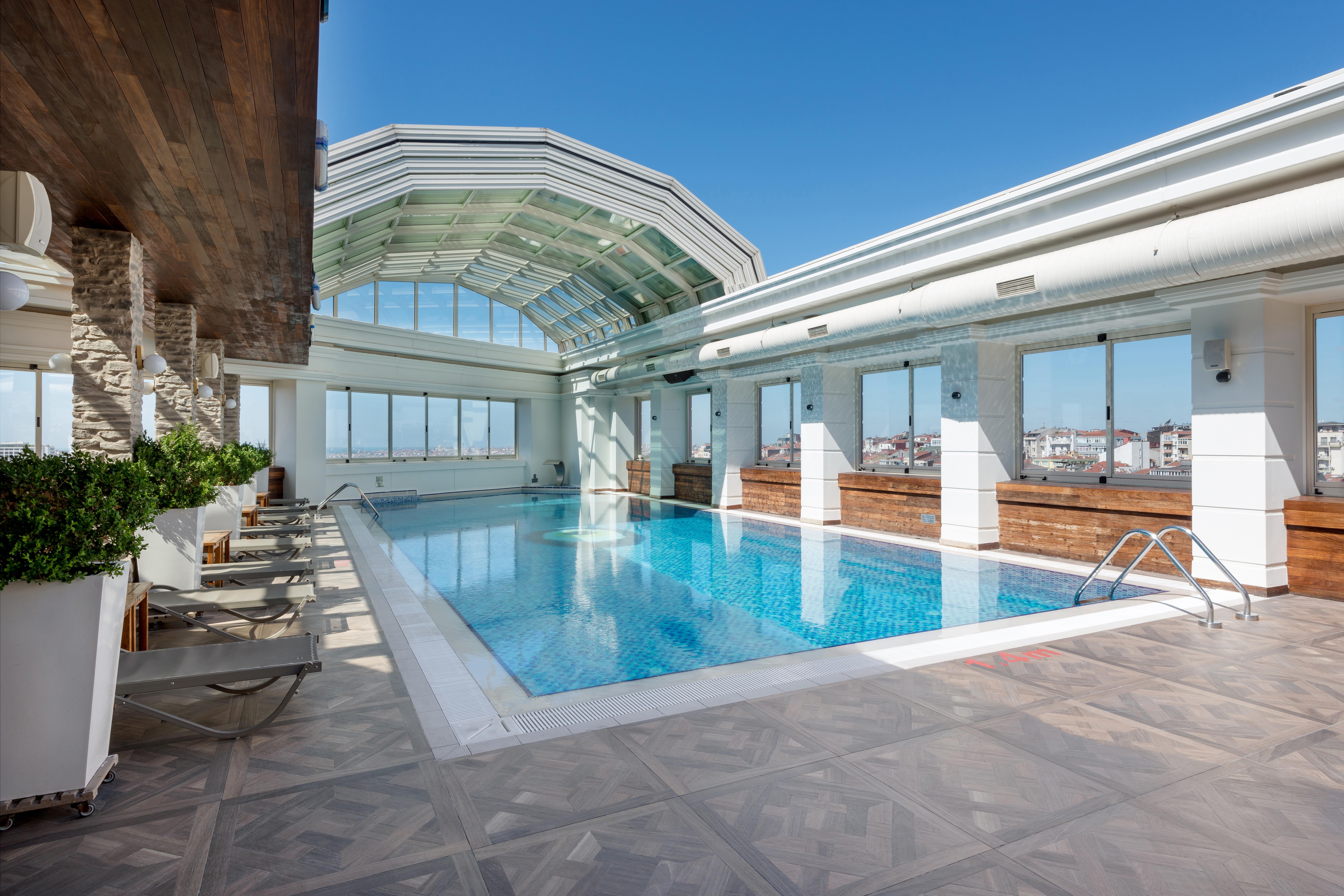 ホテル ラマダ プラザ バイ ウィンダム イスタンブール シティ センター エクステリア 写真 The pool at the 101st floor