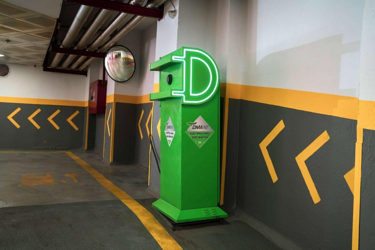 ホテル ラマダ プラザ バイ ウィンダム イスタンブール シティ センター エクステリア 写真 A parking meter in Jakarta, Indonesia