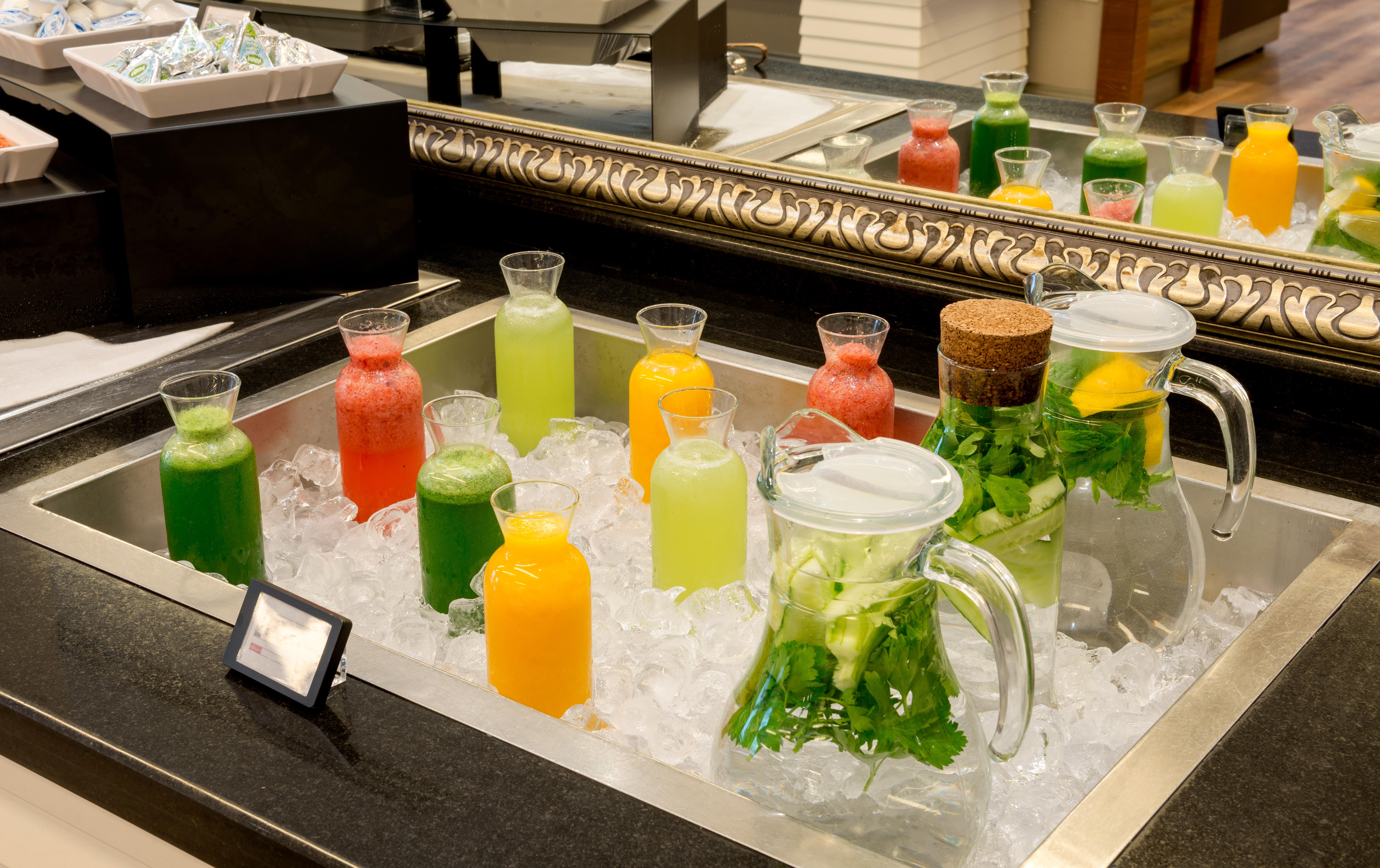 ホテル ラマダ プラザ バイ ウィンダム イスタンブール シティ センター エクステリア 写真 A selection of fruit juices