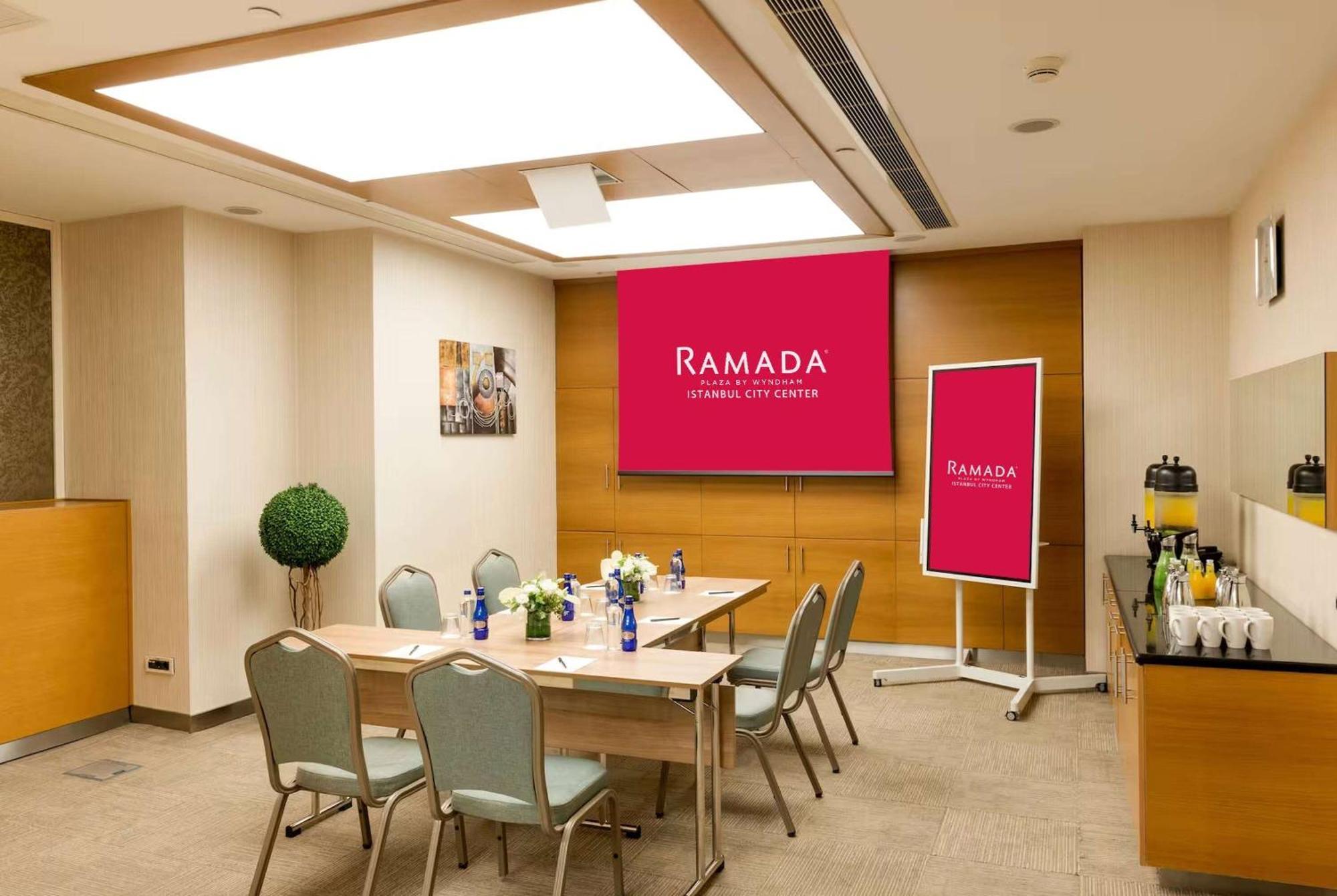 ホテル ラマダ プラザ バイ ウィンダム イスタンブール シティ センター エクステリア 写真 Meeting room at Ramada London Heathrow