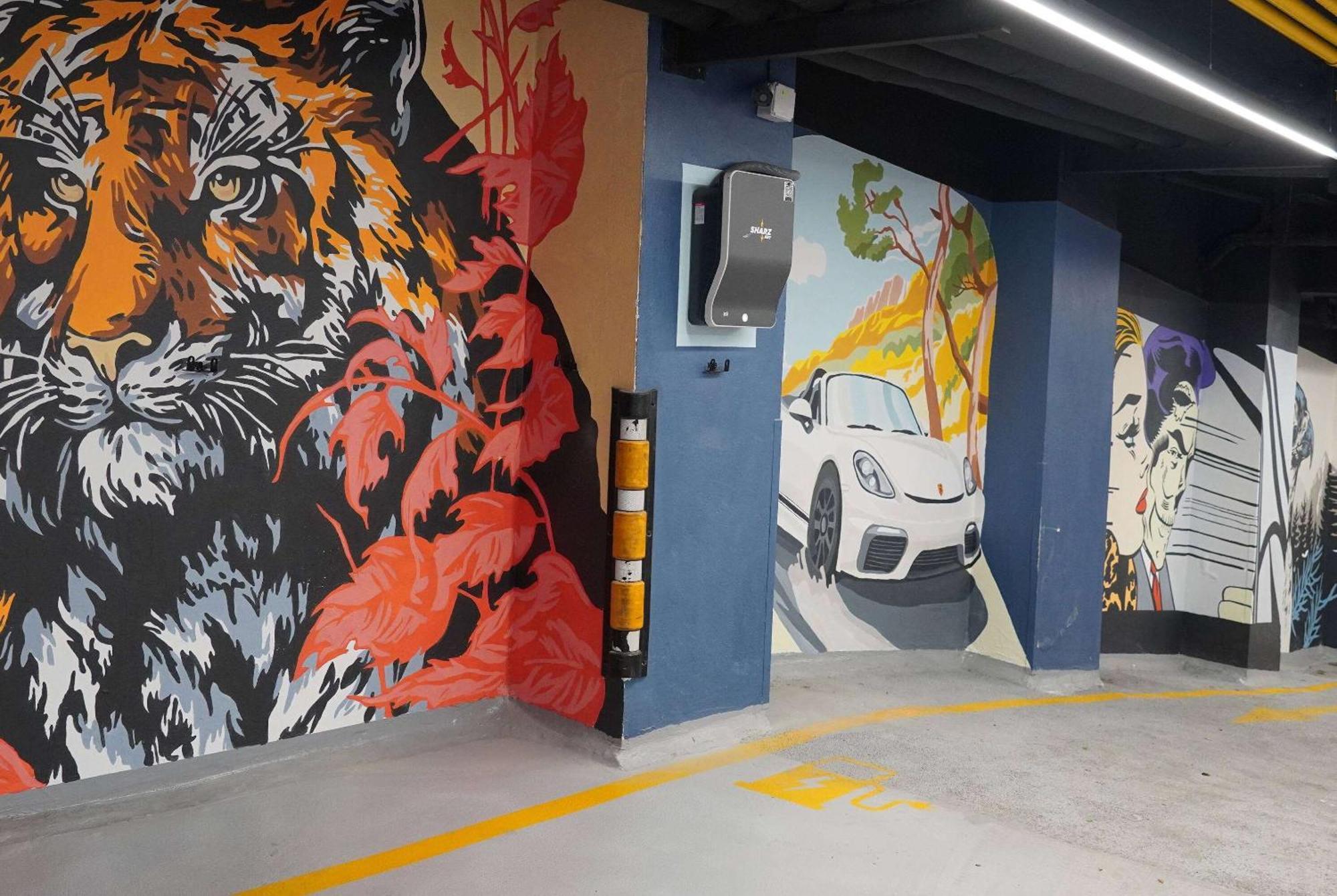 ホテル ラマダ プラザ バイ ウィンダム イスタンブール シティ センター エクステリア 写真 Mural at the parking garage