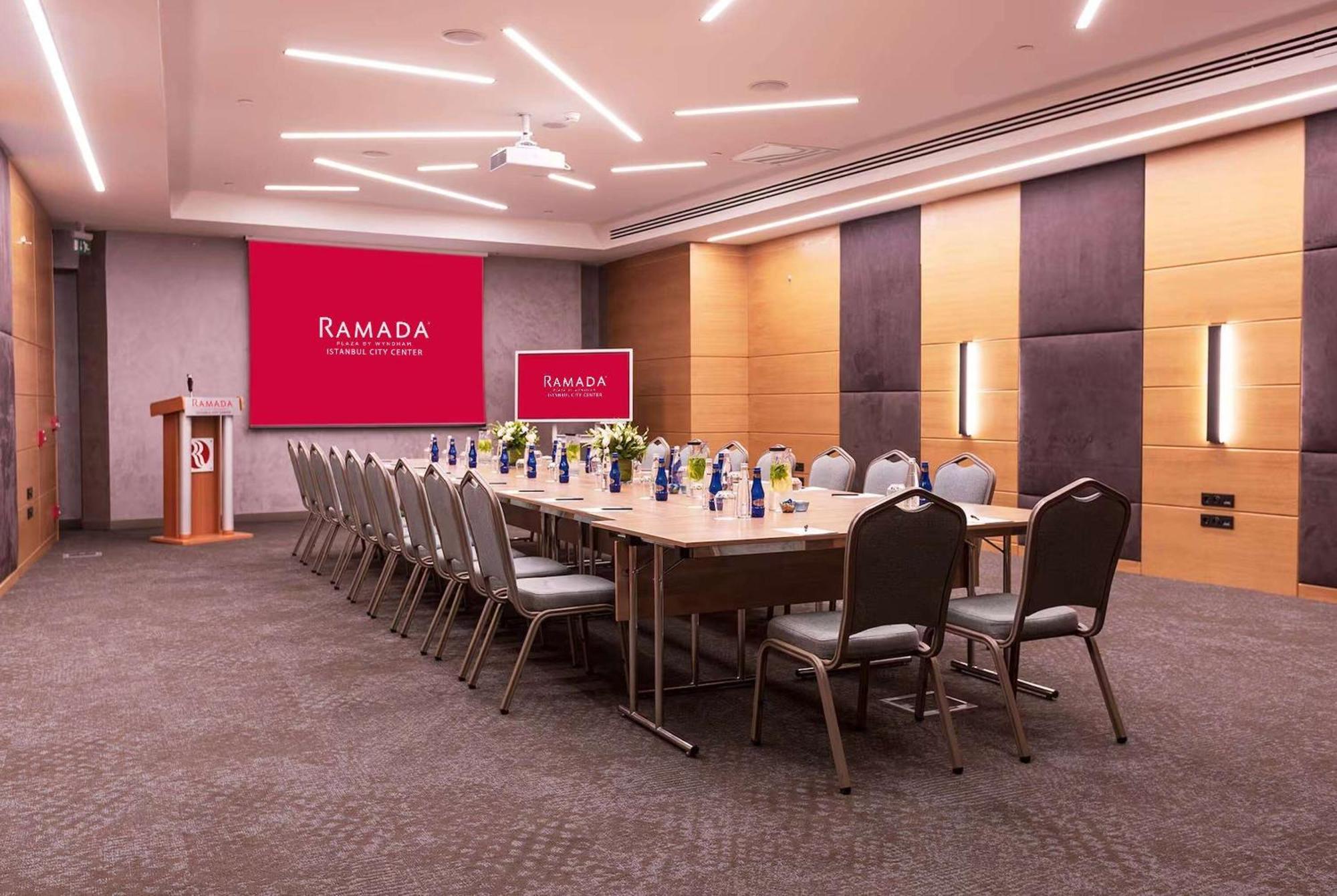ホテル ラマダ プラザ バイ ウィンダム イスタンブール シティ センター エクステリア 写真 Meeting room at the hotel