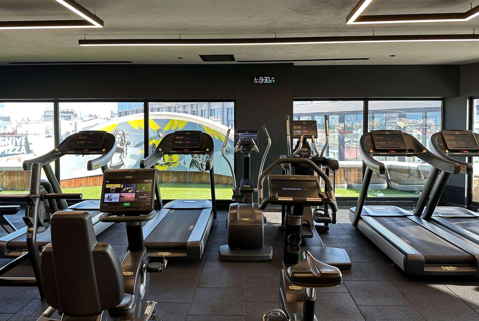 ホテル ラマダ プラザ バイ ウィンダム イスタンブール シティ センター エクステリア 写真 The gym at the 2018 Commonwealth Games Athletes' Village