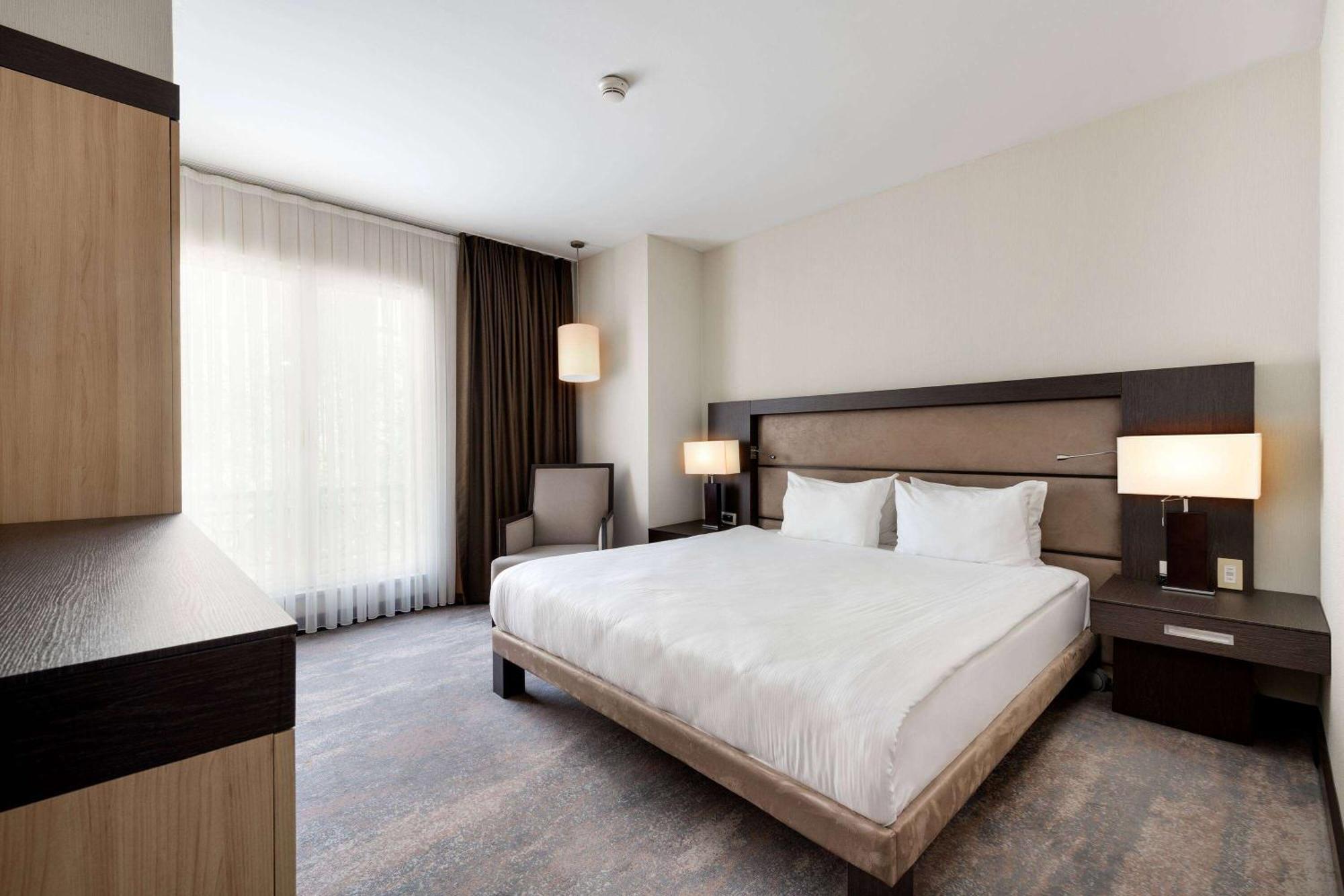 ホテル ラマダ プラザ バイ ウィンダム イスタンブール シティ センター エクステリア 写真 A bedroom at the hotel