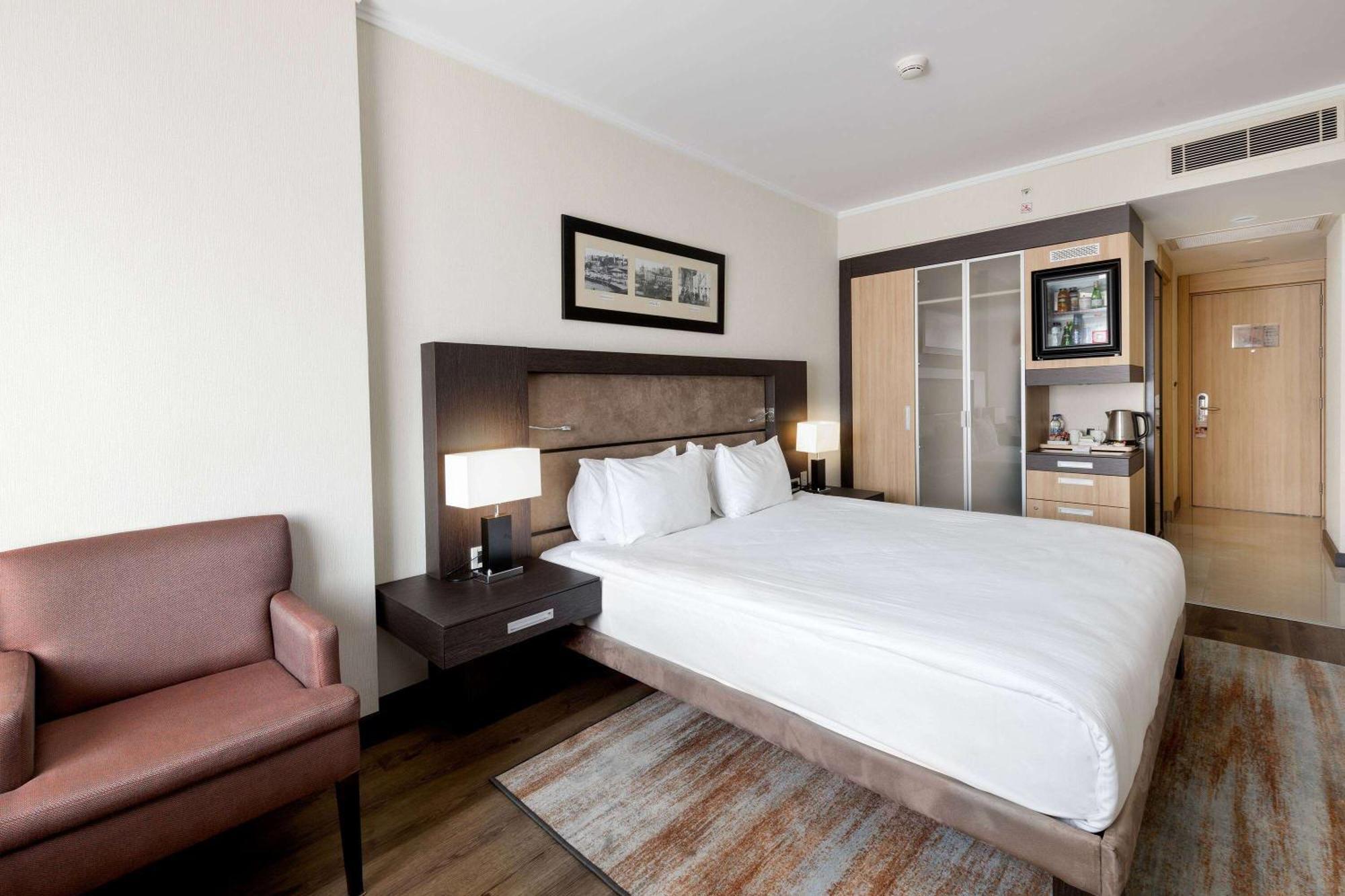 ホテル ラマダ プラザ バイ ウィンダム イスタンブール シティ センター エクステリア 写真 A room at the Hilton Garden Inn