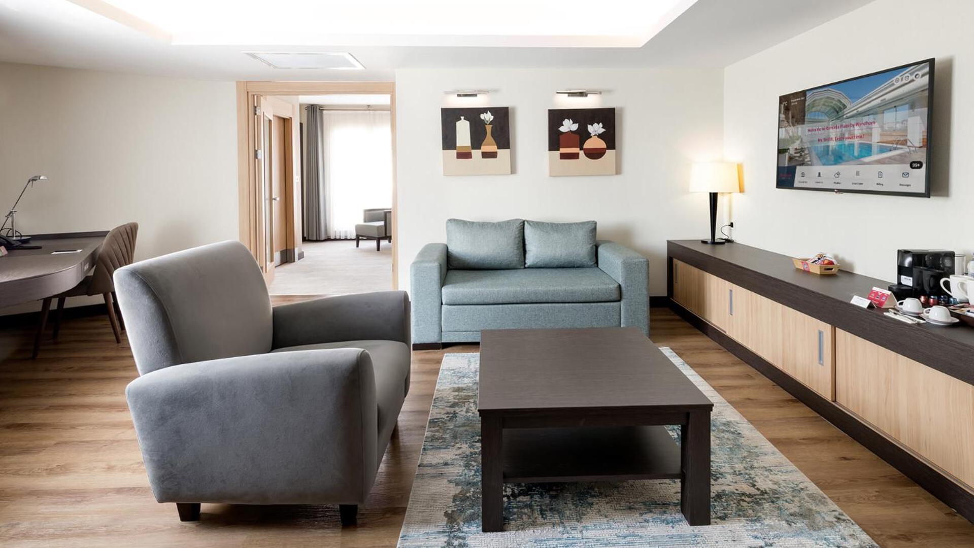 ホテル ラマダ プラザ バイ ウィンダム イスタンブール シティ センター エクステリア 写真 A living room in a suite at the hotel