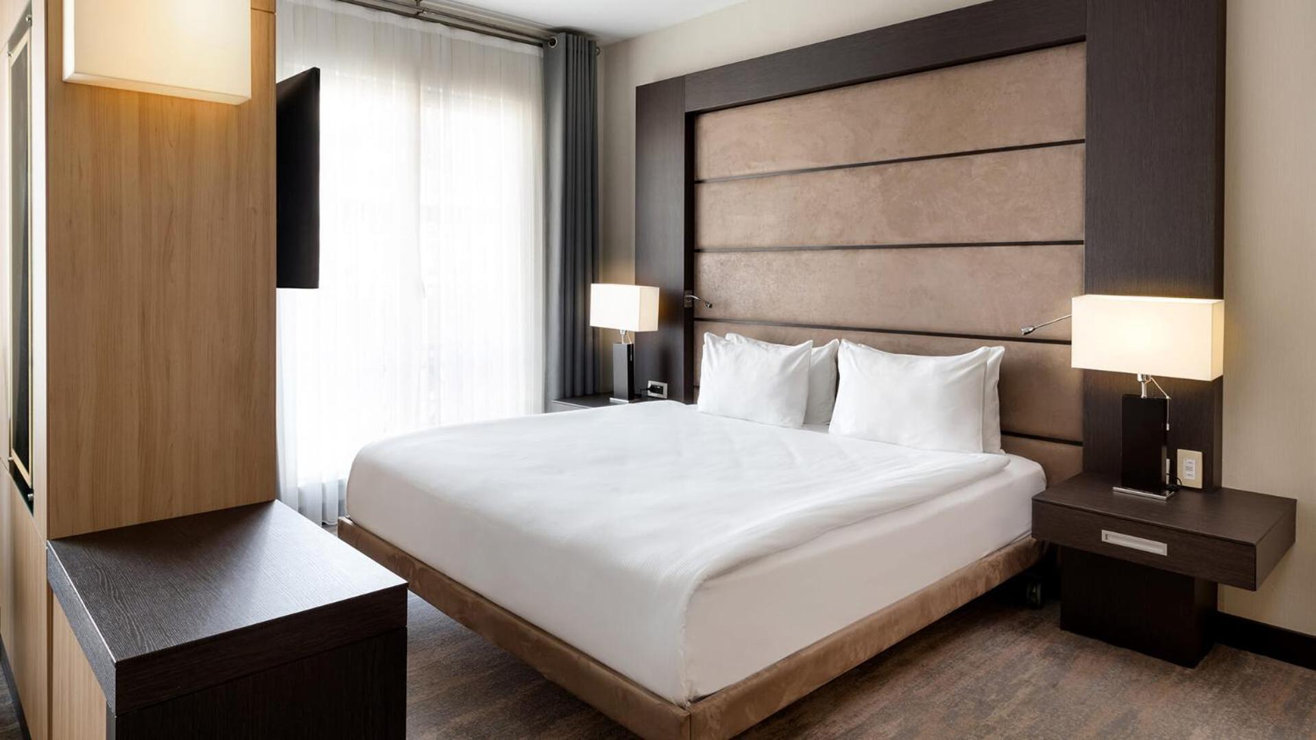 ホテル ラマダ プラザ バイ ウィンダム イスタンブール シティ センター エクステリア 写真 A bedroom at the Hilton Garden Inn