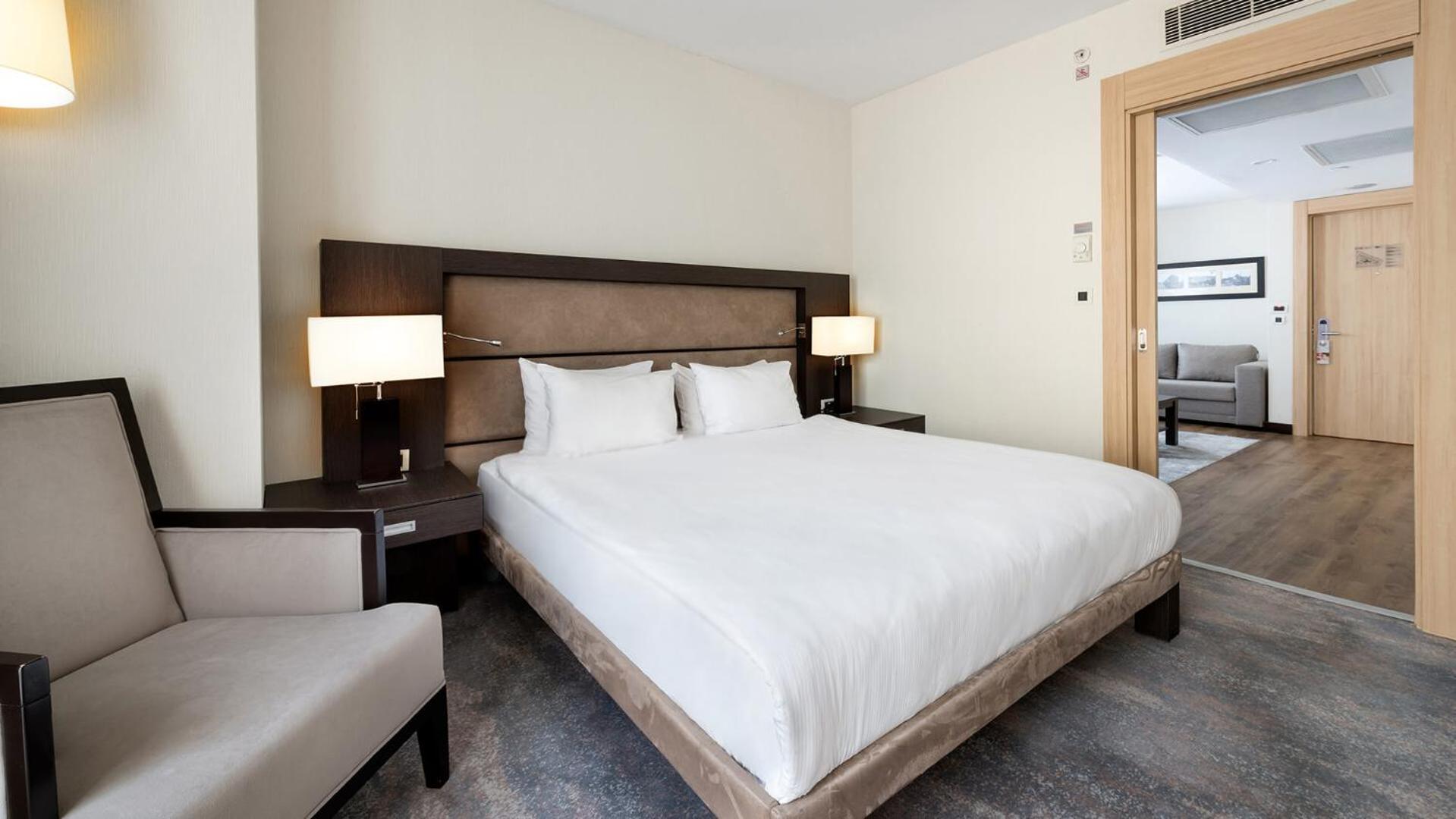 ホテル ラマダ プラザ バイ ウィンダム イスタンブール シティ センター エクステリア 写真 A bedroom at the hotel