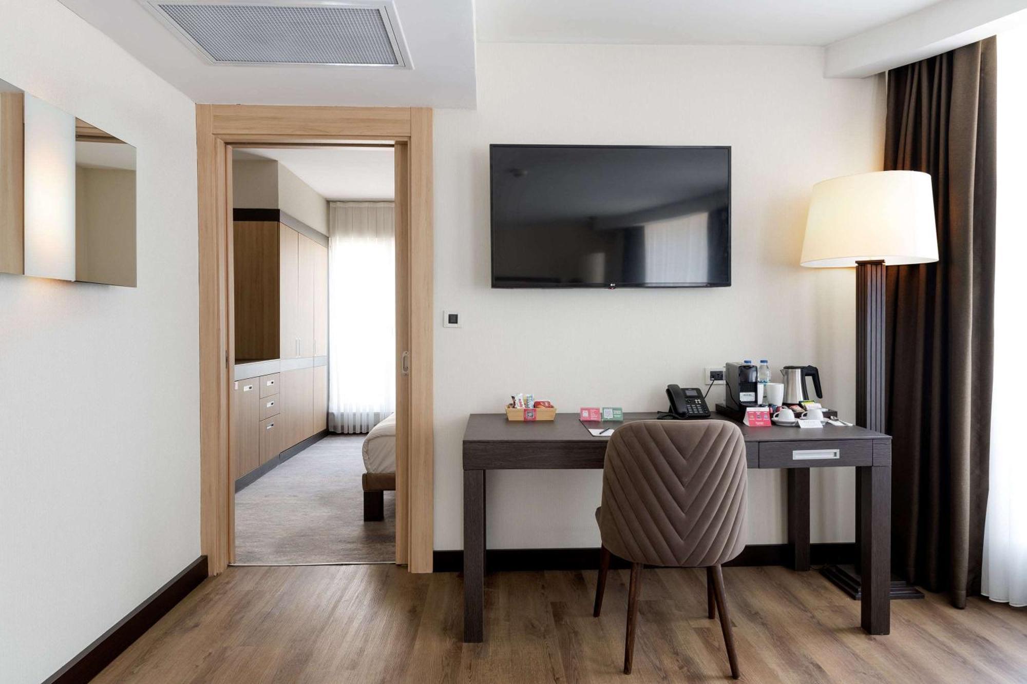 ホテル ラマダ プラザ バイ ウィンダム イスタンブール シティ センター エクステリア 写真 A room at the hotel
